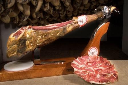 foto de jamon ibérico y jamonero