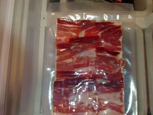 foto de presentación de bandeja de jamón ibérico cortado a cuchillo